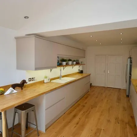 Elegant Garden Flat By The Arches